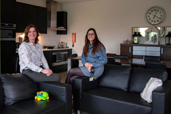 Medewerkers Judith Martens en Ilona Brekelmans (rechts) in de woonkamer van de crisisopvang bij Sterk Huis.