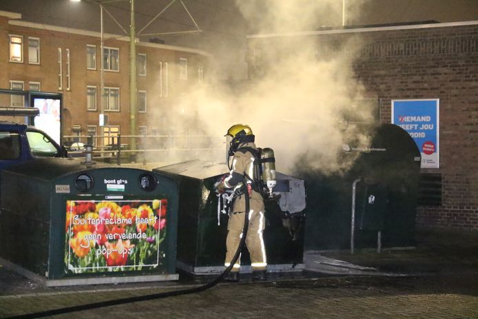 Container in brand op de Kompasstraat met de Vuurbaakstraat Scheveningen. Ter illustratie.