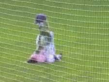 Un streaker plaqué au sol par la mascotte d'un club de baseball aux États-Unis