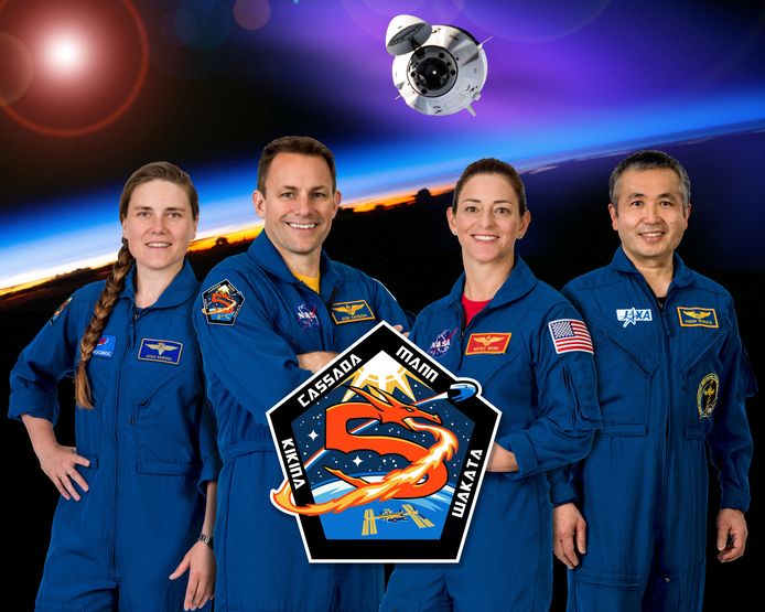 Anna Kikina, Josh Cassada, Nicole Mann en Koichi Wakata van de Crew 5-missie van NASA poseren voor een foto.