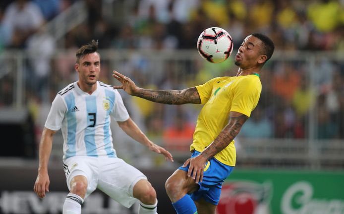 Nicolás Tagliafico in actie tegen Brazilië.
