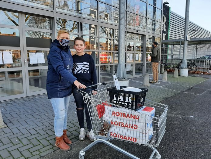 Klussers blij met afhaalpunt van bouwmarkt in 'Anders lagen alle klussen stil' | Eindhoven | ed.nl