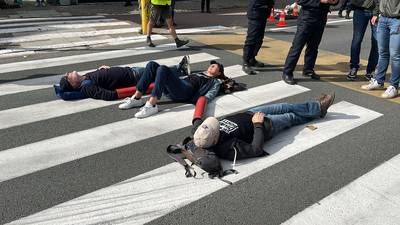 KIJK. Klimaatactivisten Extinction Rebellion ketenen zich vast op Gentse stadsring: 14 actievoerders opgepakt