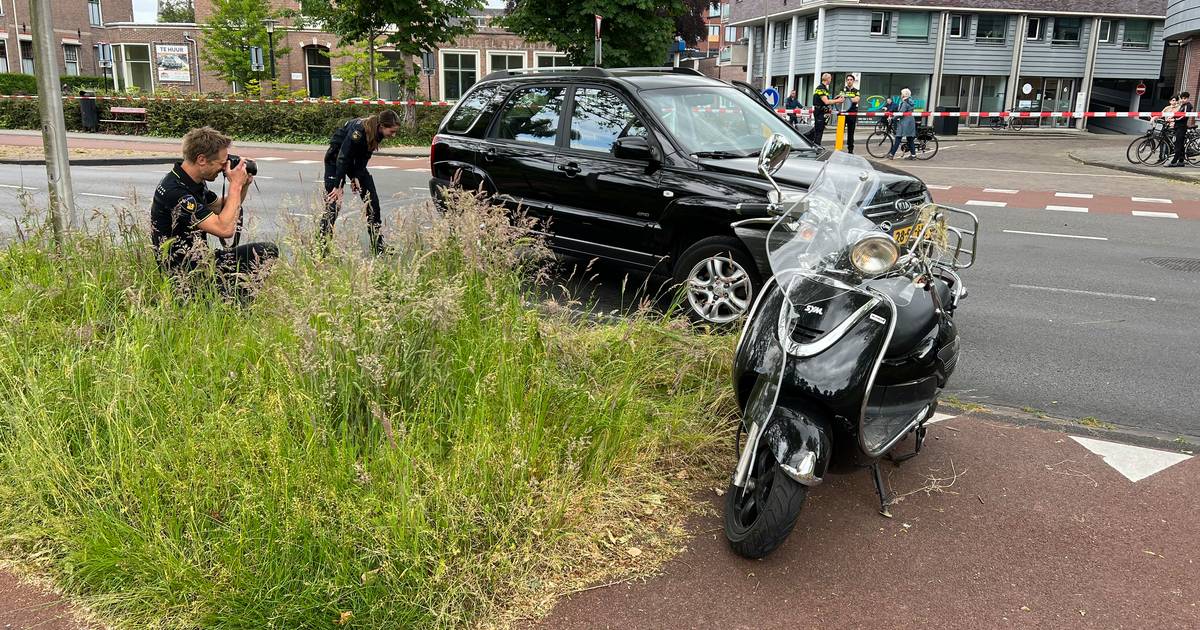 Jonge vrouw op snorscooter ernstig gewond bij ongeval in Deventer.