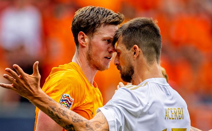 Wood Wekhorst contrasta con Francesco Acerbi.