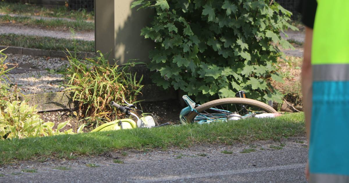 Fietsster zwaargewond na botsing met auto in Lunteren.