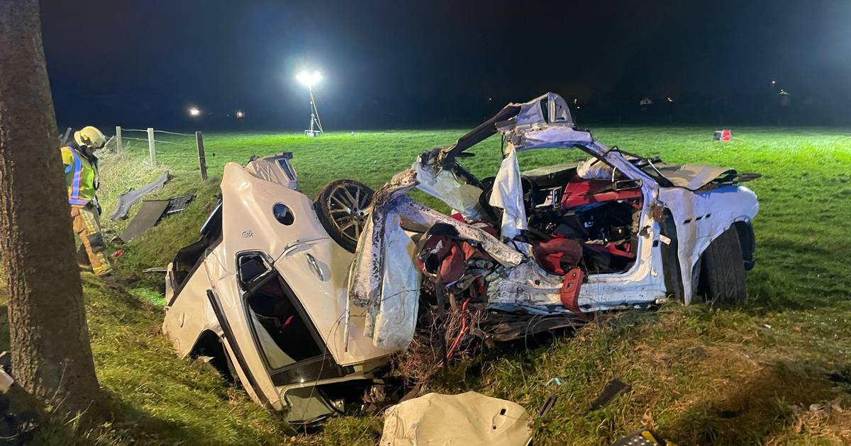 Drie doden bij zwaar ongeval met Maserati in België: inzittenden uit auto geslingerd nadat die in twee breekt.