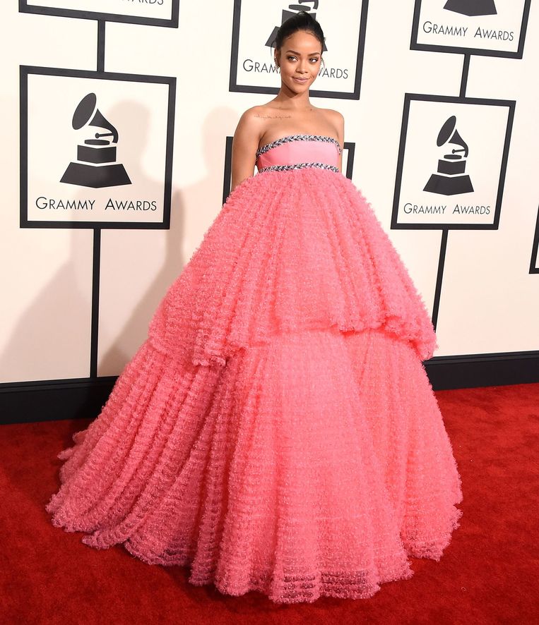 Rihanna draagt Giambattista Valli bij de Grammy’s in 2015. Beeld rv
