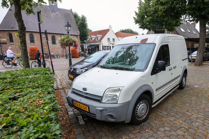 In het centrum van Eersel staat het 'drugsbusje' dwars over twee parkeerplaatsen.