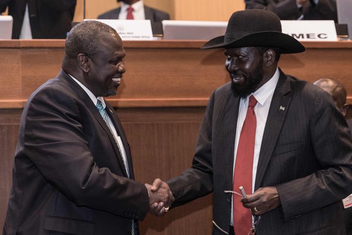 De president van Zuid-Soedan (rechts) en rebellenleider Riek Machar (links) schudden elkaar de hand  bij het tekenen van het vredesakkoord.