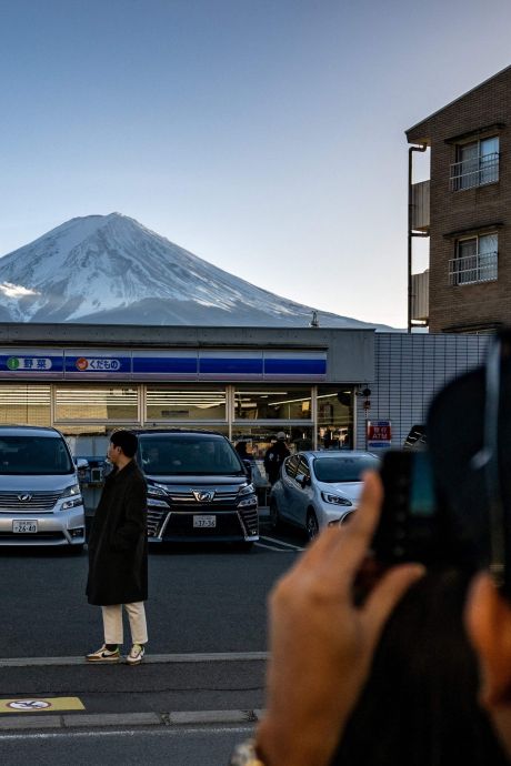 Weg met al die Instagramtoeristen: Japan blokkeert prachtig uitzicht op Mount Fuji met lelijk scherm