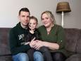 Mathijn en Juanita Derksen met Shane thuis op de bank.