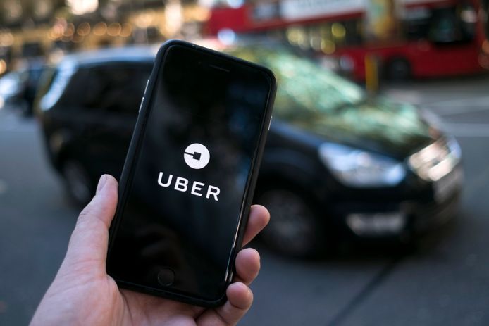 Ook bij taxidienst Uber rijden chauffeurs op zzp-basis. De arbeidsrelatie lijkt hier overigens nog iets losser dan bij maaltijdbezorgdiensten als Deliveroo en UberEATS.