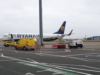 Vliegtuig ontruimd nadat passagier zonder documenten op toestel geraakt en zich opsluit in toilet: “Paniek onder andere reizigers was groot”