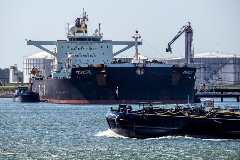 Een tanker met olie uit Rusland, de Antarctic, komt begin mei olie lossen in Europoort, het havengebied bij Rotterdam. De Europese Commissie heeft woensdag vergaande plannen gepresenteerd om de EU los te koppelen van Russische energie. Beeld Raymond Rutting / de Volkskrant