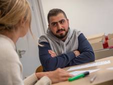 ‘Goedemorgen, wat kost dit brood?’: statushouders azc Vlissingen krijgen taalles van HZ-studenten