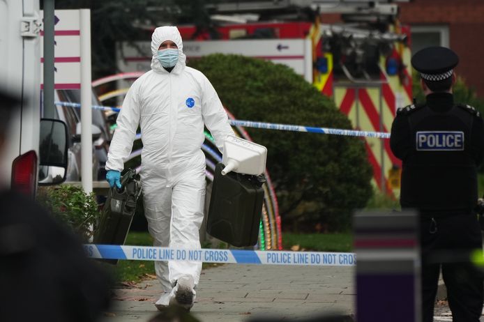Politie en forensisch onderzoekers bij het Liverpool Women's Hospital, nadat op het terrein zondagochtend een taxi ontplofte.