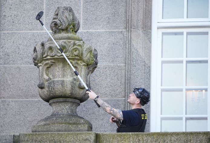 Laatste voorbereidingen voor de ceremonie in kasteel Christiansborg in Kopenhagen.  Zondagmiddag verschijnt de koninklijke familie op het balkon.