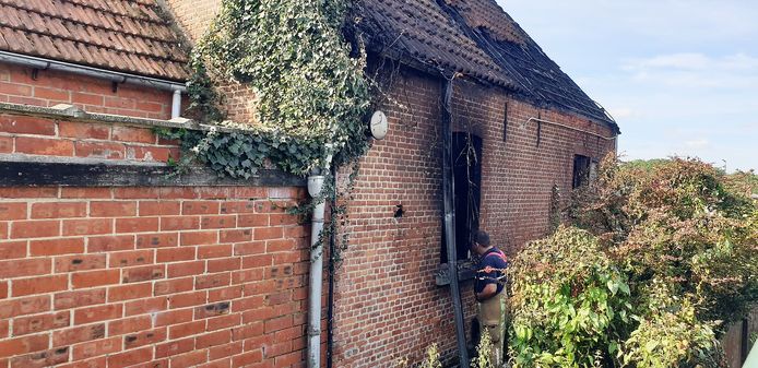Een uitslaande brand heeft zondagochtend een alleenstaande woning in de Onze-Lieve-Vrouwestraat in Kessel-Station volledig verwoest.