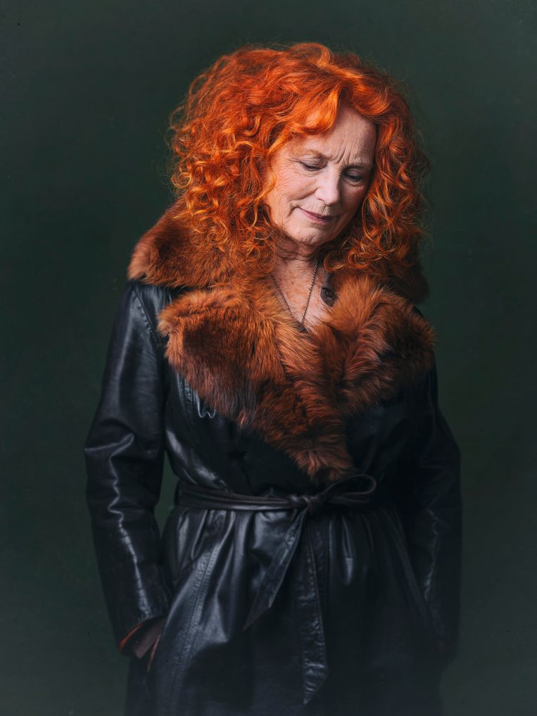 Lacunes in een jas van haar moeder, een erfstuk.  Beeld Sevilay Maria, styling Richard Schreefel, haar en make-up Niki Vos