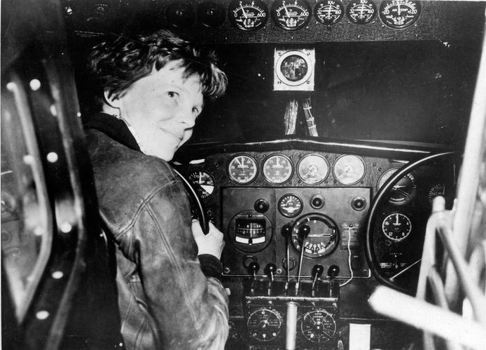 Een foto van Earhart, net voor haar vetrek op haar laatste reis. Een dag later verdween haar vliegtuig van de radar.