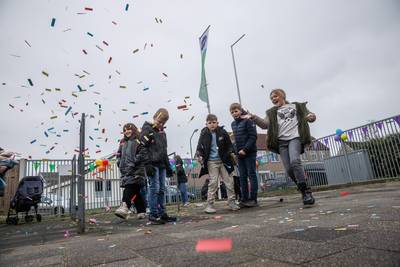 Feest om behoud van Het Kompas in Heijningen: ‘Het dorp vergrijst, maar deze school trekt jonge gezi
