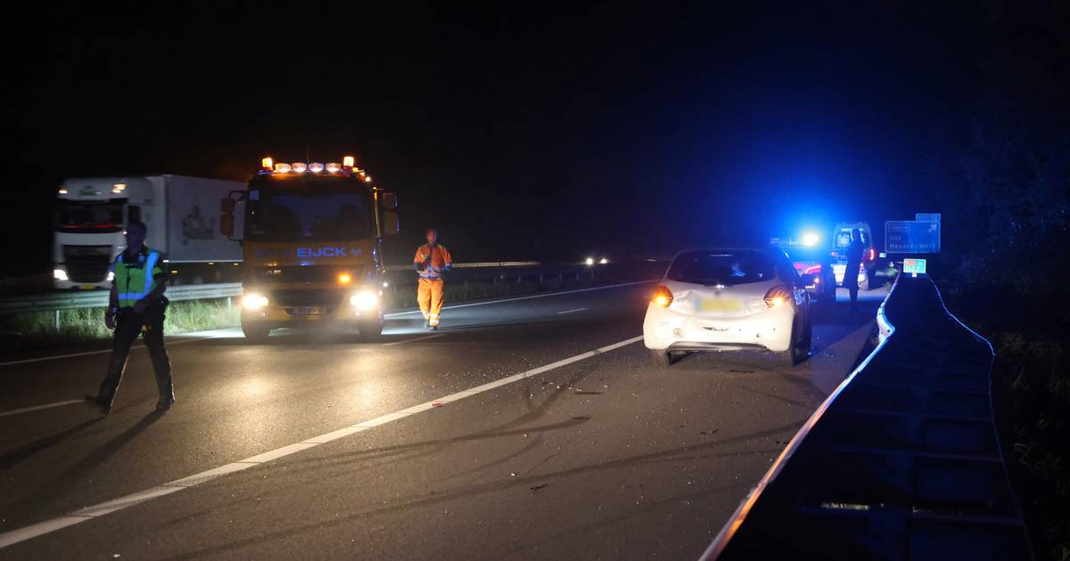 A59 richting Den Bosch korte tijd dicht door ongeluk bij afrit Oss, bestuurster nagekeken door hulpdiensten.