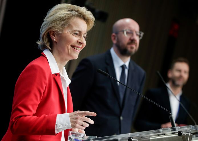 Commissievoorzitter Ursula von der Leyen en Europees president Charles Michel tijdens een persmoment eerder deze week.