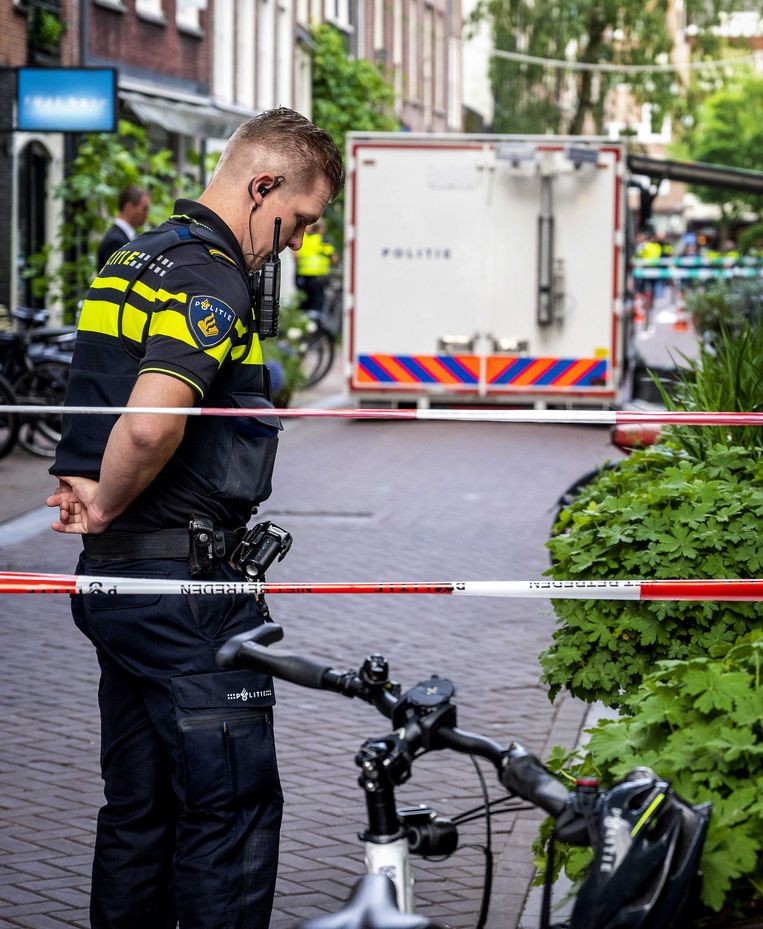 Politie bij de plaats waar Peter R. de Vries werd neergeschoten. De Volkskrant heeft de aanslag niet expliciet in beeld gebracht. Beeld ANP