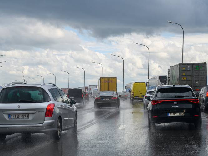 Zware ochtendspits door regenweer op Vlaamse snelwegen: hoogtepunt van 360 kilometer file