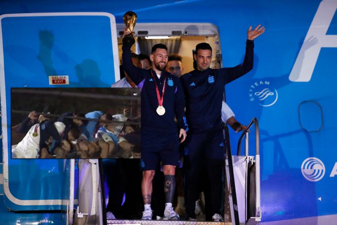 Lionel Messi (l) en bondscoach Lionel Scaloni stappen als eerste uit het vliegtuig na de landing op Ezeiza International Airport, links hoe het bijna mis ging op de spelersbus.