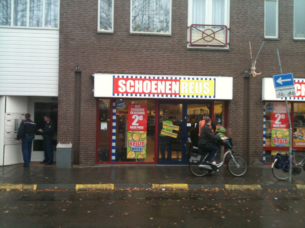 Overval op schoenenwinkel Woenselse Markt Foto ed