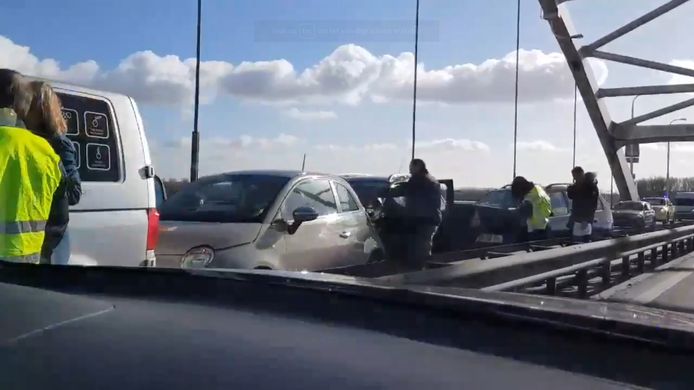 Ongeluk op de Merwedebrug op de A27.
