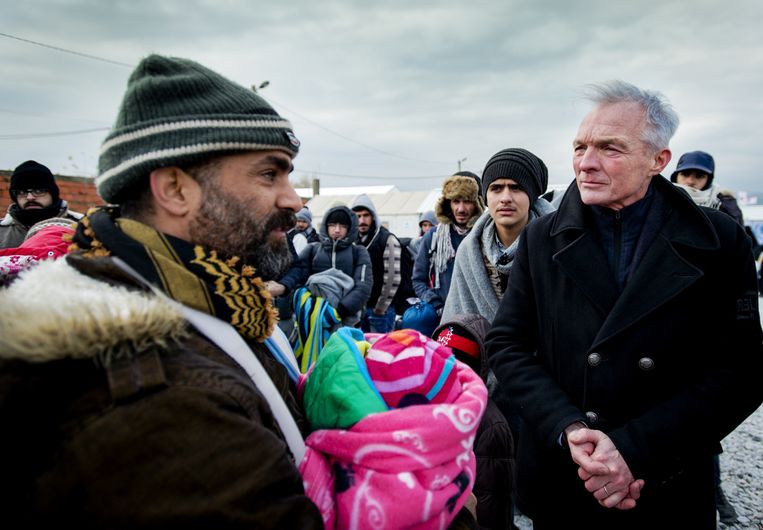 Kinderombudsman Marc Dullaert praat met vluchtelingen met kinderen tijdens een bezoek aan het vluchtelingenkamp Vinojug. Beeld anp