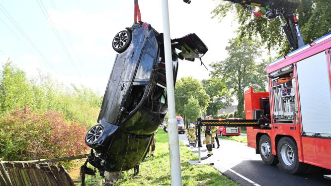 Auto belandt in sloot in Breda, inzittenden nergens te bekennen