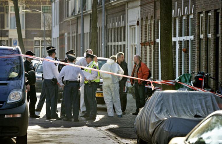 Technische recherche staat maandag voor het huis van de vermoorde schoonmoeder in Haarlem. De politie gaat ervan uit dat de vader van het gezin eerst zijn schoonmoeder doodde. Vervolgens nam hij zijn jonge zonen van 4 en 6 jaar oud mee en sprong met hen voor een trein. (ANP) Beeld 