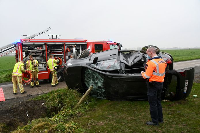 Het zware ongeval gebeurde op het landelijke kruispunt van de Amersveldestraat met de Grote Noordstraat in Hooglede. Een betonnen omheiningspaal doorboorde de voorruit van één van de voertuigen.