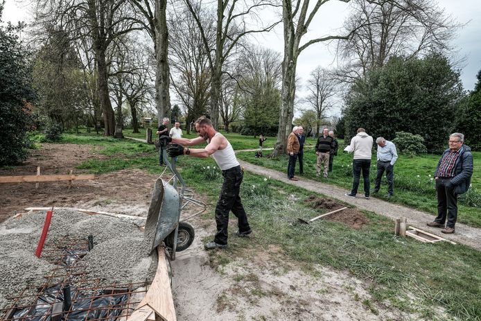 Deze maand wordt hard gewerkt aan het nieuwe oorlogsmonument voor alle oorlogsslachtoffers uit Wisch en Gendringen op wandelpark t Olde Kerkhof'. Foto : Jan Ruland van den Brink
