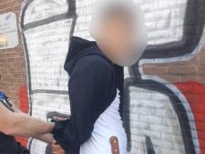 Agenten arresteren jongen (16) die met kapmes over straat loopt in Malburgen