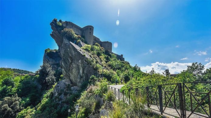 Het kasteel van Roccascalegna ligt op een bergtop.