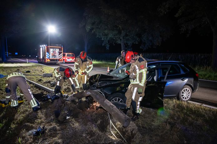 Een taxichauffeur is zondagnacht gewond geraakt nadat hij met zijn voertuig tegen een lantaarnpaal reed op de N65.