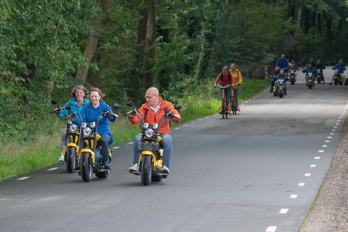 Colonnes elektrische choppers duiken steeds vaker op in de Veluwse bossen. Nationaal Park de Hoge Veluwe heeft afgelopen voorjaar al een verbod ingesteld voor de elektrische scooters.