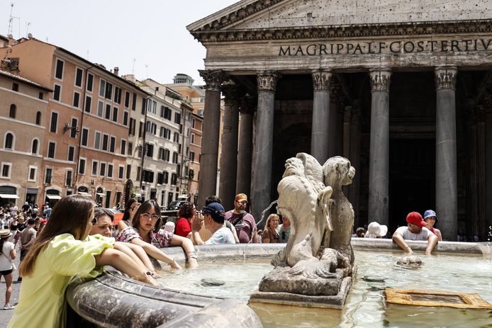 Mensen zoeken verkoeling in een fontein tijdens een hete zomerdag dit weekend aan het Pantheon in Rome, Italië. De temperaturen liepen in het weekend op tot 45 graden in sommige delen van het land.