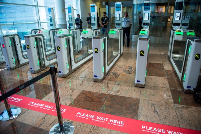 De poortjes op Brussels Airport, die het gezicht van de passagier vergelijken met de foto op zijn paspoort en pas opengaan bij een match, werkten vaker niet dan wel (10/07/2015)