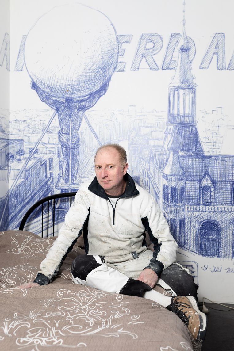 Timothy de Graaf in zijn slaapkamer; de muur is behangen met een door hem gemaakte, uitvergrote pentekening van de Dam. Beeld Nina Schollaardt
