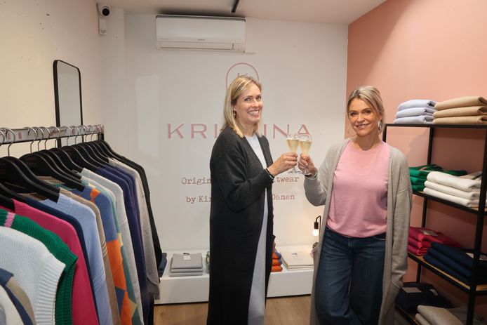 Karen Damen en haar zus Kirsten hebben met hun modelabel Kristina Knitwear een eigen hoekje in de winkel. “Tot nu toe verkochten we onze collectie enkel via de webshop, maar de mensen willen het graag ook eens bekijken in het echt. Het is ook luxekledij, maar geen tweedehands.”