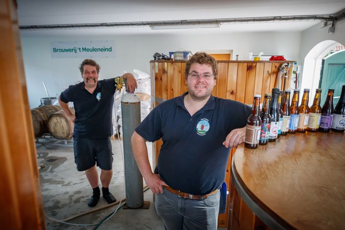 Vader Jan en zoon Joost Dommisse draaien met groot succes bierbrouwerij 't Meuleneind in Hoeven.