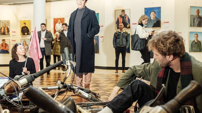Klimaatactivisten door politie uit stadhuis verwijderd bij actie tegen kolentransporten 