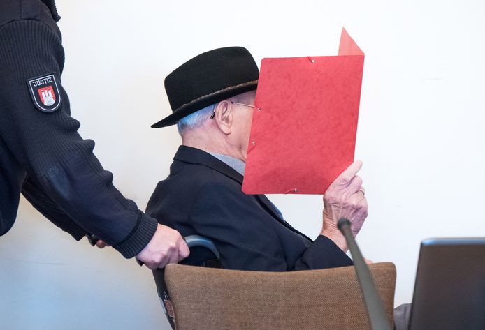 De 93-jarige Bruno D. arriveert in de rechtbank in Hamburg.