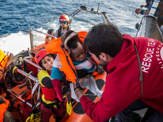 Meer dan 300 migranten gered op Middellandse Zee, ook baby van amper enkele dagen oud
